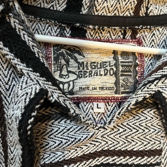 poncho hoodie - Picture 4 of 5